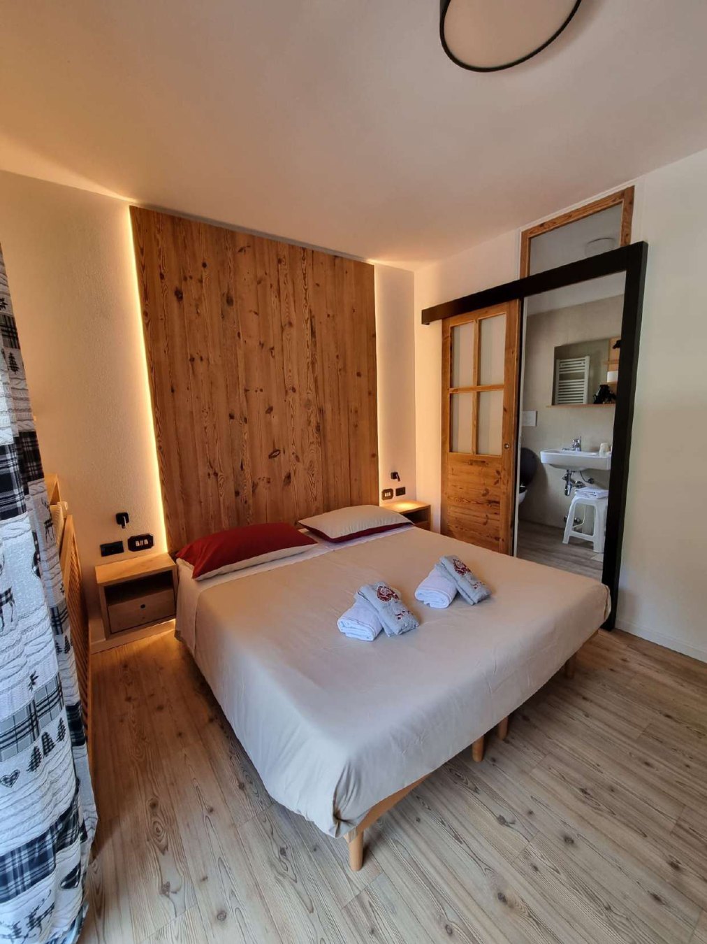 Camera rinnovata con testiera in legno